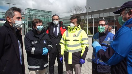 Enrique López visita el hospital de Ifema