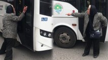 Yaşlı kadın kendisini almayan halk otobüsünün önüne atladı