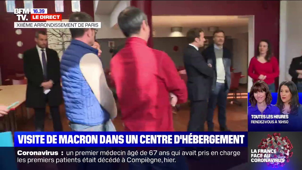 A Paris, Emmanuel Macron visite un hôtel transformé en centre d'hébergement pour les sans-abri