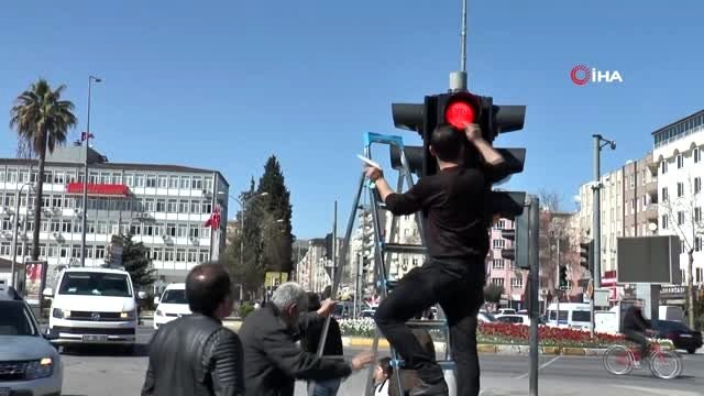 Kırmızı ışıklar 'evde kal' dedi