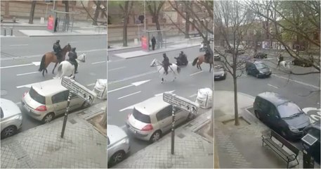 Polícia a cavalo persegue ciclista que ignorou aviso em Madrid