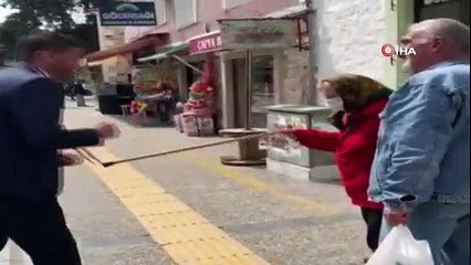 İzmir'de '65 yaş uyarısı' yapan belediye başkanına yaşlı kadın bastonuyla vurdu