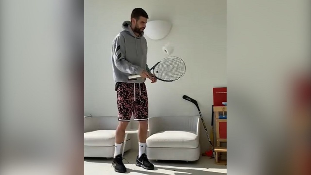 Piqué se une al reto de dar toques con raqueta al papel higiénico
