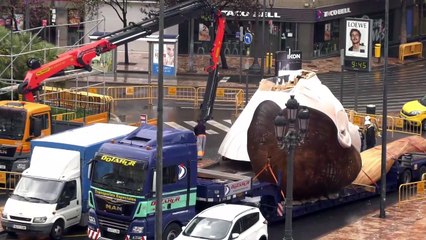 'La meditadora' de la falla municipal abandona la Plaza del Ayuntamiento