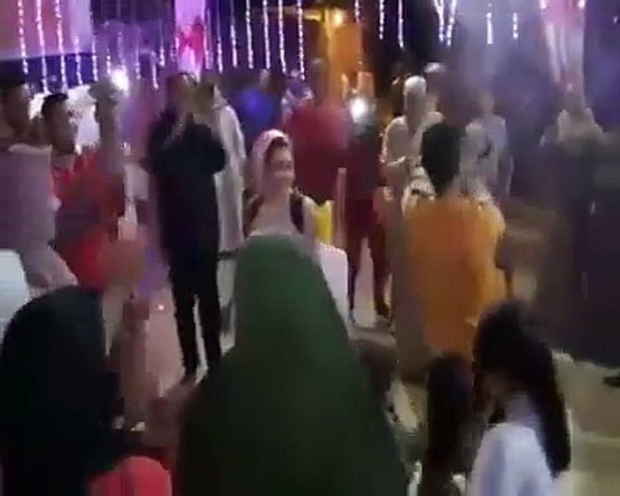 على ألحان فيروس كورونا.. عروس ترقص بجهاز التعقيم والتطهير