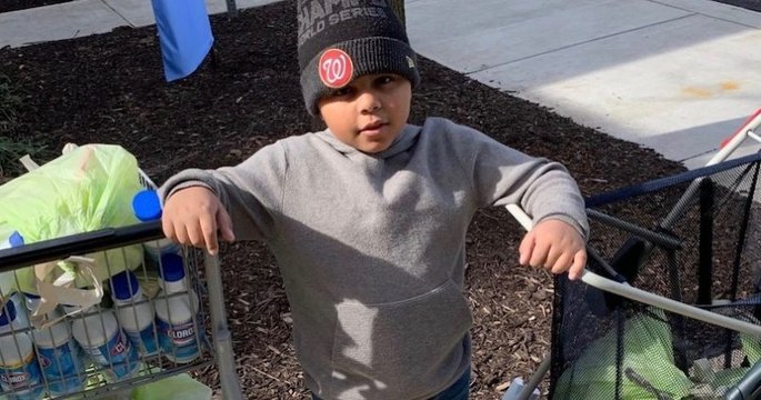 Coronavirus : un garçon de 7 ans utilise 600 dollars de ses économies pour distribuer des repas aux personnes âgées