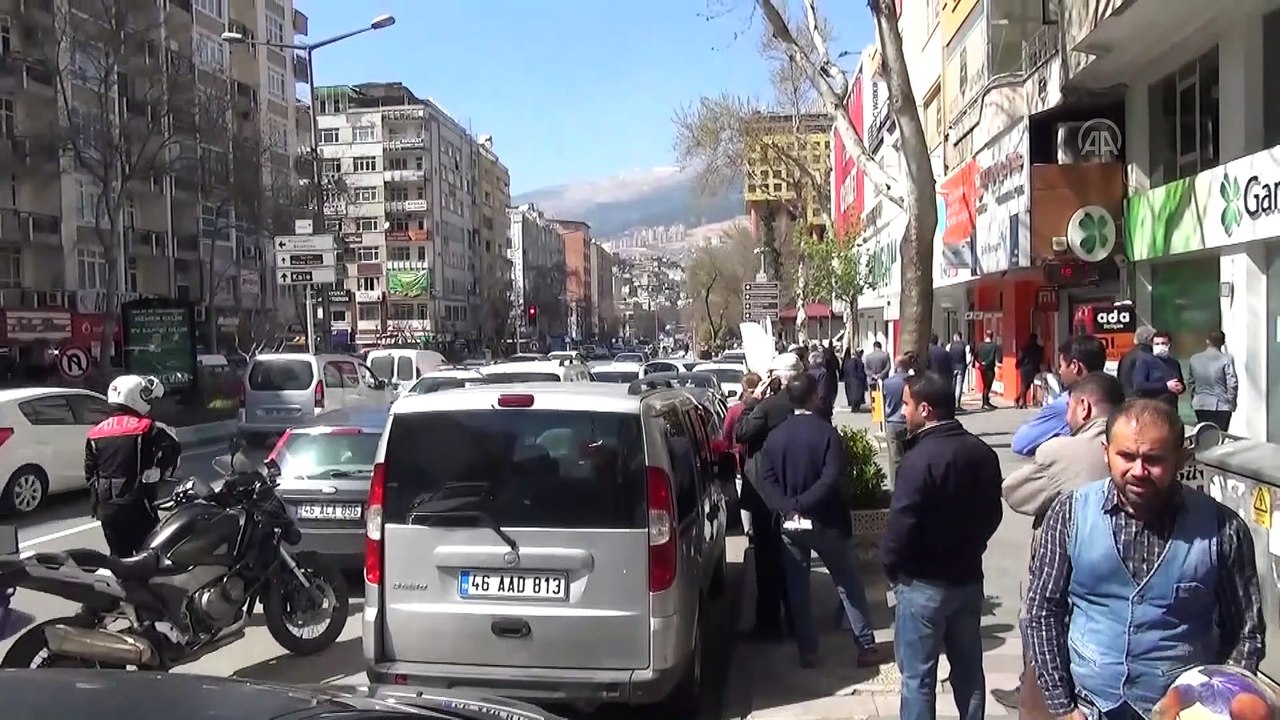 Polis ekipleri banka önünde bekleyenleri uyardı - KAHRAMANMARAŞ
