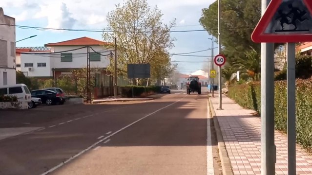 Agricultores desinfentan con sus tractores las calles de Talarrubias (Badajoz)