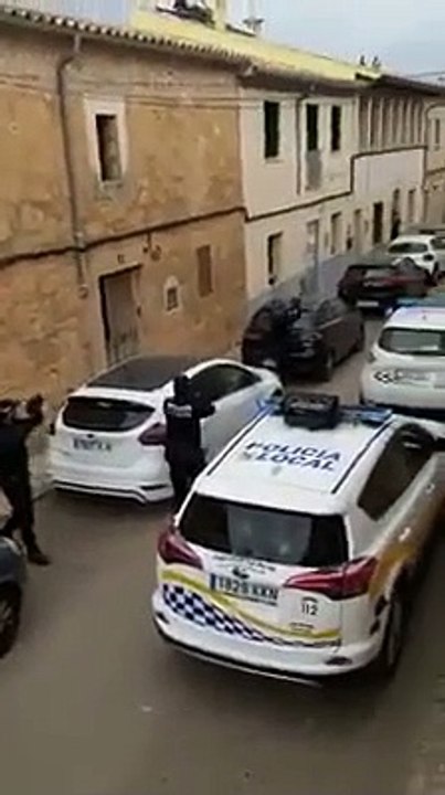 Polícia espanhola dá show para pessoas que cumprem a quarentena