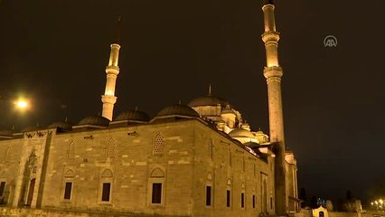 Koronavirüsün son bulması için Fatih Camii'nden dua sesi yükseldi