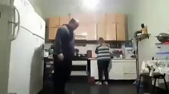 Italie : une femme donne une leçon de foot à son mari.