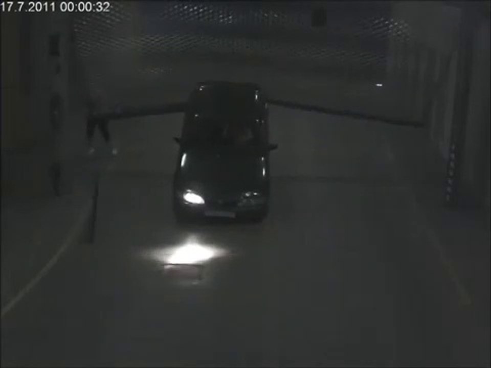 Coincé dans un parking ce conducteur devient fou