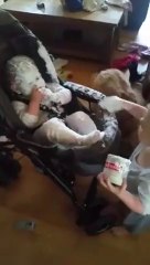 Ce bébé est un future cuisinier : sa spécialité, la crème fraîche