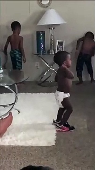 Même punis, ces enfants continuent de danser... adorable