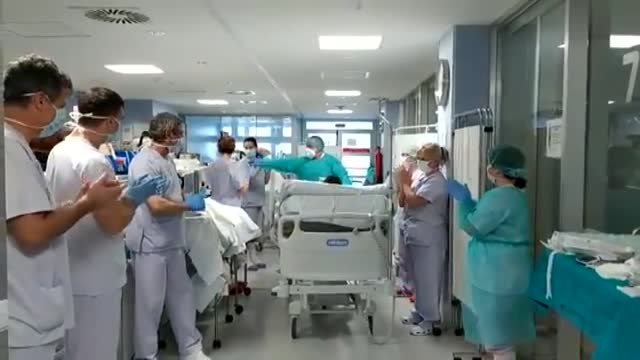 Así celebran sanitarios de toda España sus primeros extubados con éxito