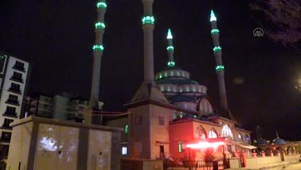 Koronavirüs salgının son bulması için camilerin hoparlöründen dua edildi