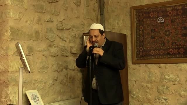 Koronavirüs salgının son bulması için camilerin hoparlöründen dua edildi