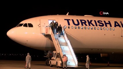 İrlanda’da eğitim gören öğrencileri taşıyan uçak Sivas’a indi