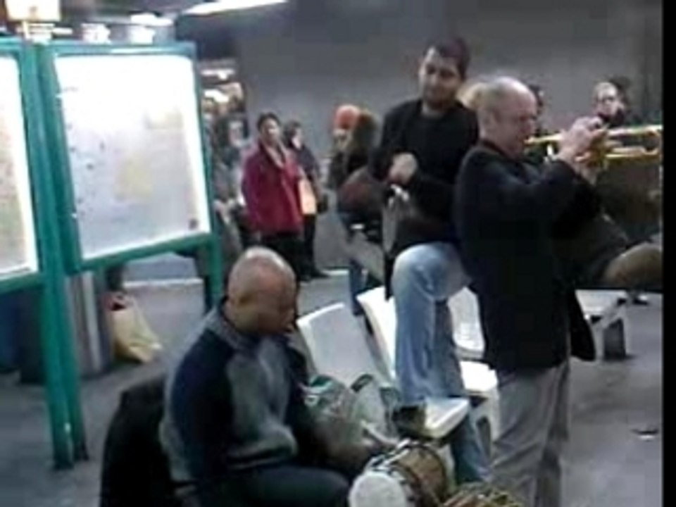 un mec marocain excellent en jeu sur le Darbouka (video 2)