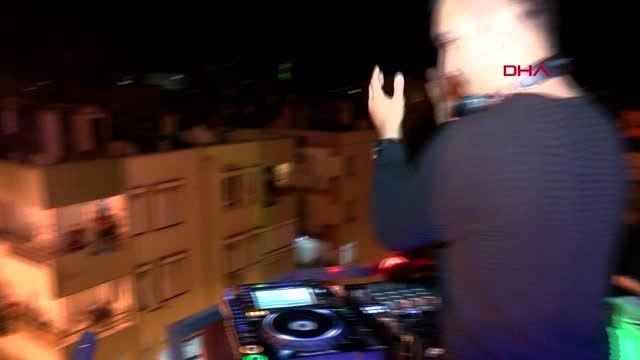 ANTALYA Evinin terasında sağlık çalışanları için çaldı, mahalleli destek verdi