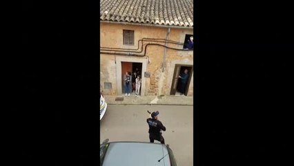 Agentes de la Policía Local de Mallorca animan a los vecinos con música