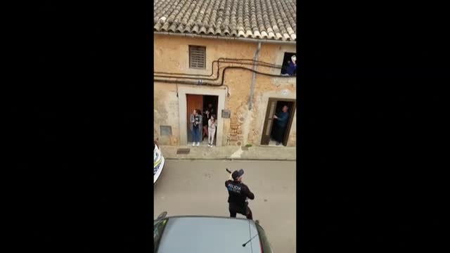Agentes de la Policía Local de Mallorca animan a los vecinos con música
