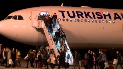 İrlanda’da eğitim gören öğrencileri taşıyan uçak Sivas’a indi