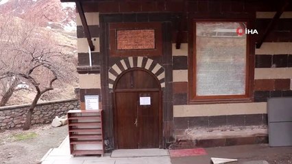 Korona virüs nedeniyle kapatılan Ahmed-i Hani Türbesi sessizliğe büründü