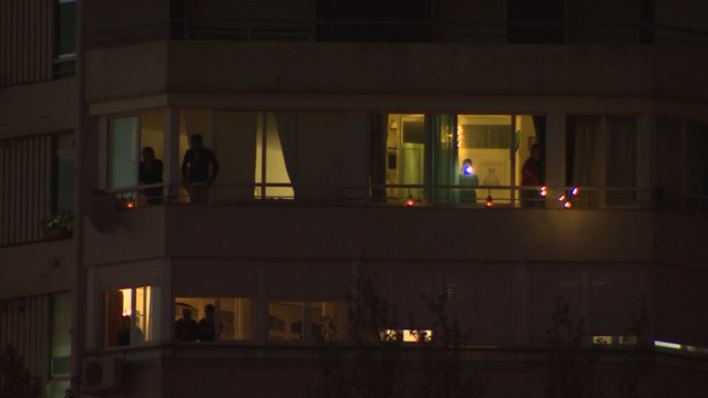 Aplausos en las inmediaciones del Palacio de Hielo (Madrid)