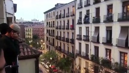 İspanya'daki Müslümanlar koronavirüse karşı ezan okuyor