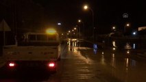 Adana'da içme suyu borusu patlayınca yolda göçük oluştu