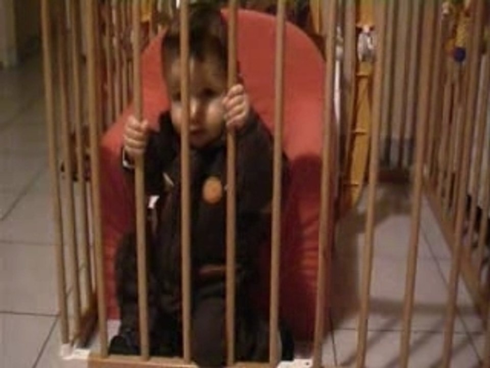 Jarod se met debout dans son parc