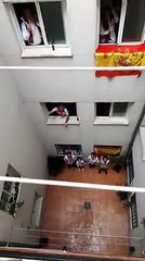 Recreación de un encierro de San Fermín por parte de una comunidad de vecinos durante el confinamiento