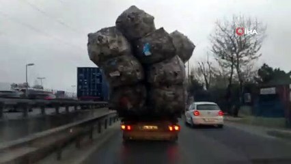 Aşırı yüklenen kamyon görenleri şaşkına çevirdi