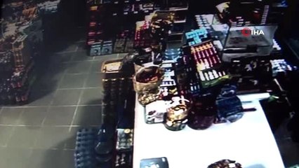 Silahlı gaspçı market sahibine doğum gününde kabus yaşattı, o anlar kameraya böyle yansıdı