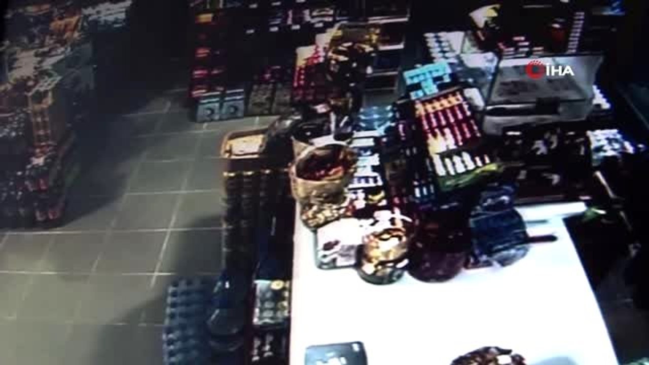 Silahlı gaspçı market sahibine doğum gününde kabus yaşattı, o anlar kameraya böyle yansıdı