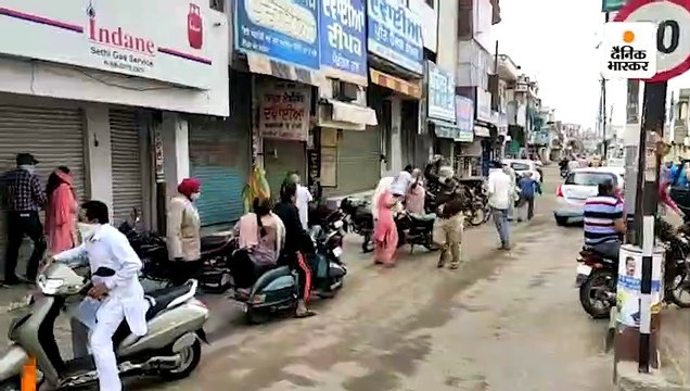 पंजाब में कर्फ्यू के दूसरे दिन भी मानते नजर नहीं आ रहे लोग, पुलिस को कई जगह लाठीचार्ज करना पड़ा