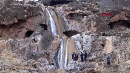 MARDİN Piknikçilerin yolu iş makinesi ve taşlarla kapatıldı