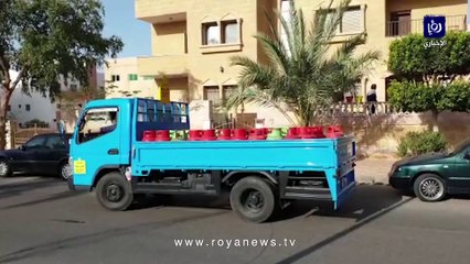 رفقة الأمن والدرك.. البدء بتوزيع الخبز والغاز والمياه على المواطنين في العقبة