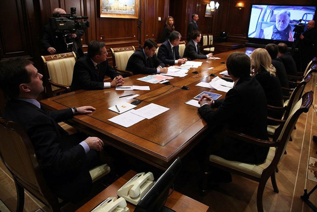 En pleine visioconférence à la maison elle oublie qu'elle est filmée...