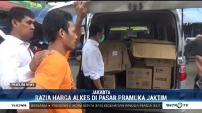 Polisi Razia Pedagang Masker dan Hand Sanitizer di Pasar Pramuka