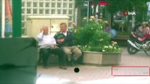 Bankta oturan yaşlıların üzerine su attılar