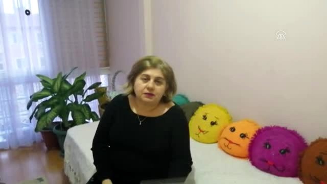 Öğrencileri için özel videolar hazırlayıp ders yapıyorlar
