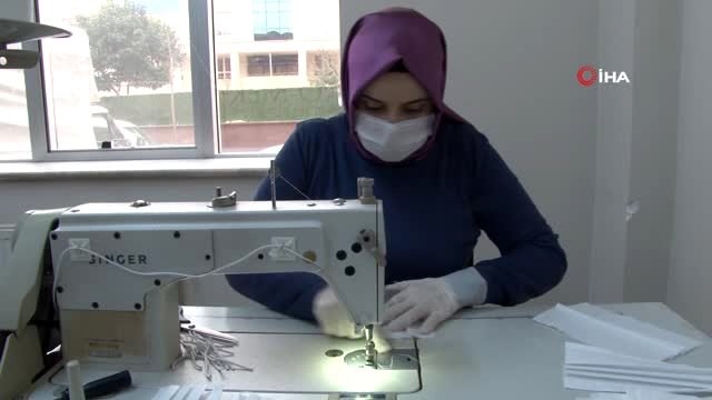 'Mesleki kurs merkezleri' sağlık çalışanları için 100 bin maske üretiliyor