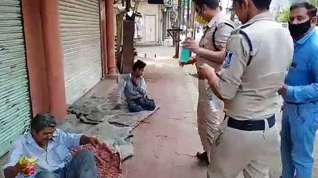 इंदौर: टीआई ने पेश की मानवता की मिसाल, गरीबों के हाथ साफ करवाकर बांटे फल