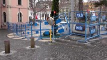 Uyarılar dinlenmeyince, polis meydanı barikatla kapattı