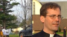 Face à coronavirus, ce prêtre a ouvert un confessionnal... sur un parking