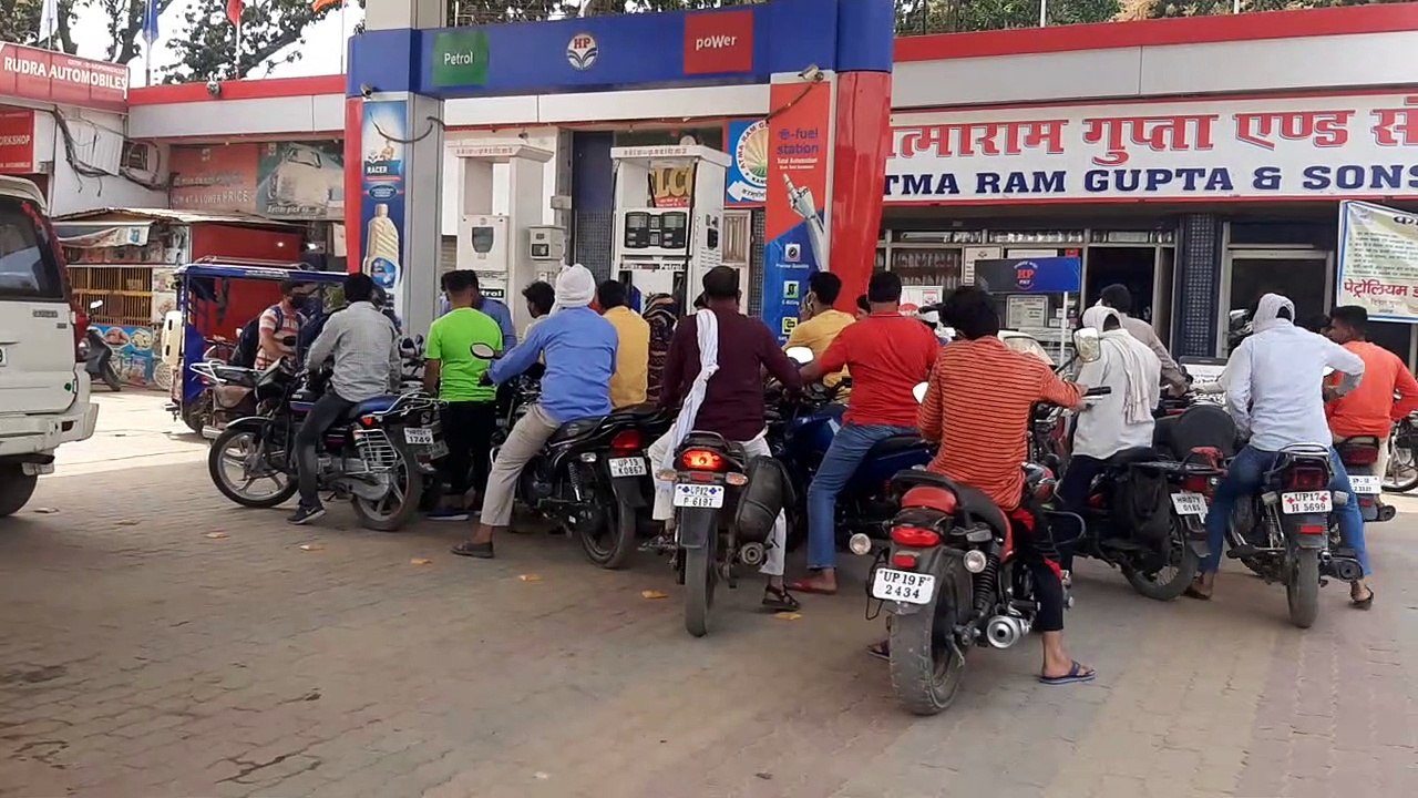 शामली: लॉक डॉन की सूचना से पेट्रोल पंप पर लगी वाहनों की लंबी लाइन