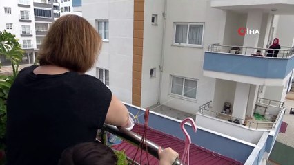 Komşuluk ilişkilerine balkondan balkona korona tedbiri