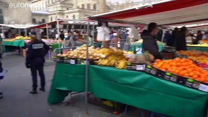 Francia endurece las medidas de confinamiento cerrando mercados y limitando las salidas